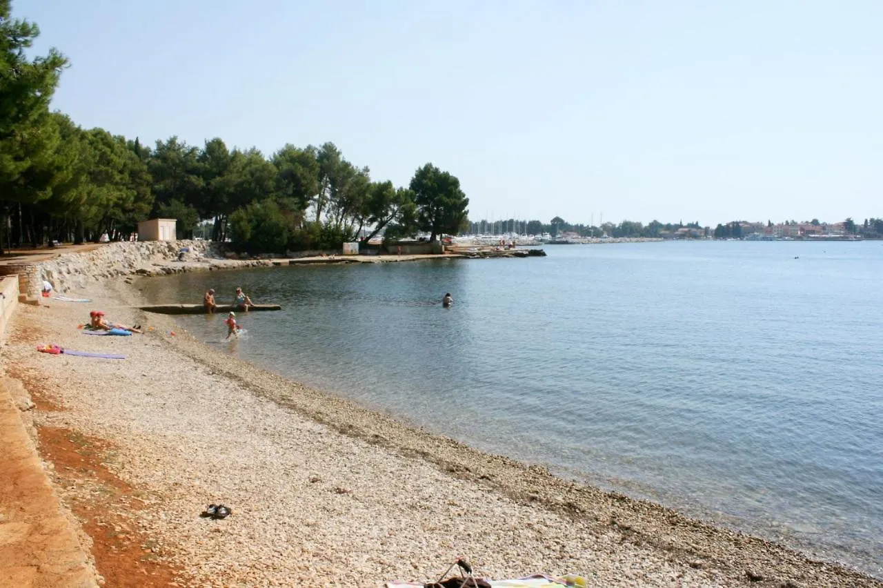 Apartments With A Parking Space Novigrad - 7108