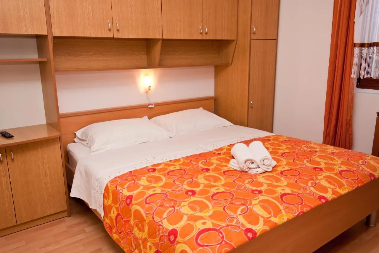 Apartments With A Parking Space Novigrad - 7108