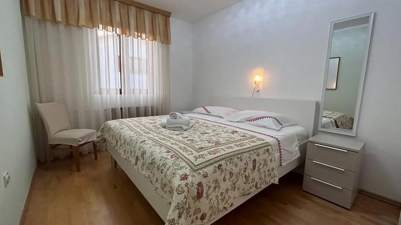 Apartments With A Parking Space Novigrad - 7108