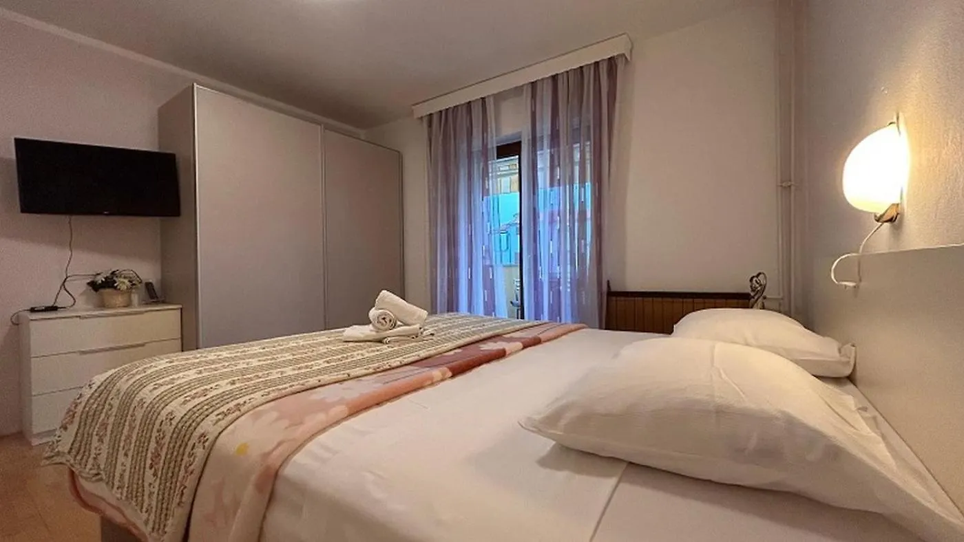 Apartments With A Parking Space Novigrad - 7108