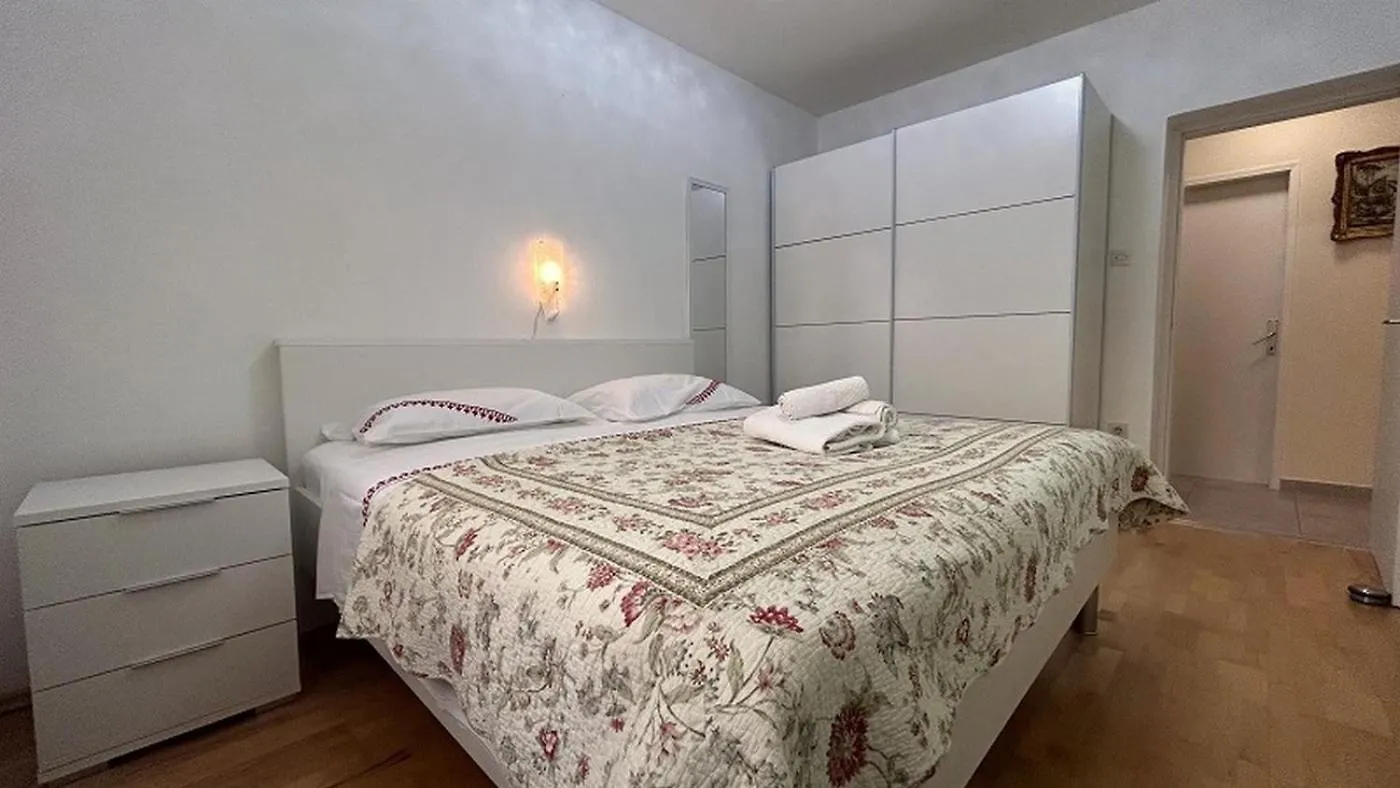 Apartments With A Parking Space Novigrad - 7108