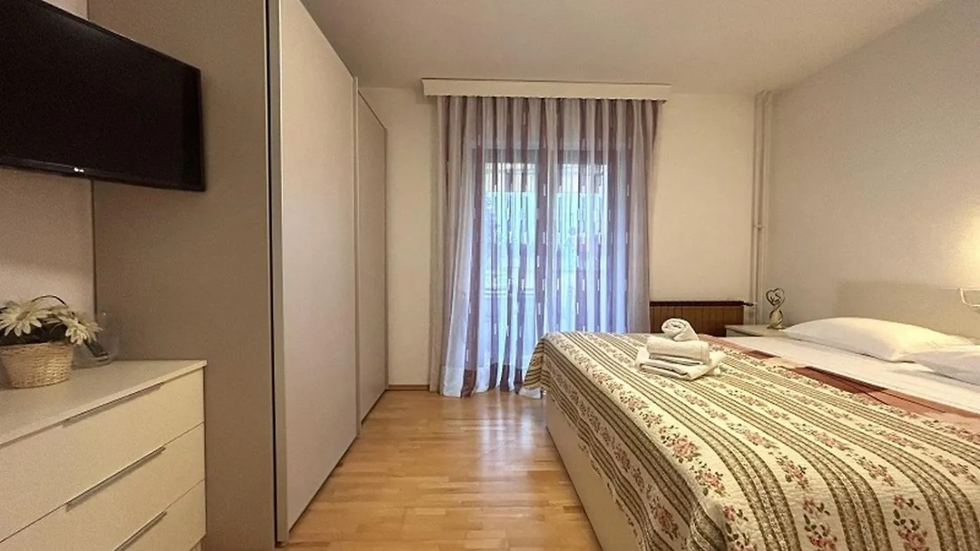 Apartments With A Parking Space Novigrad - 7108